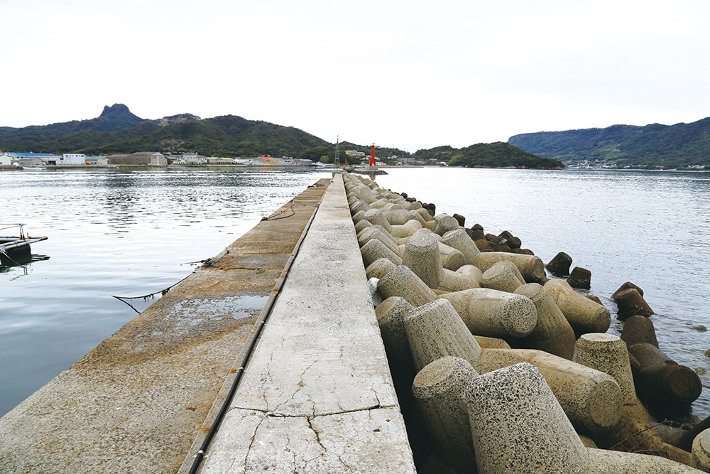 漁港の堤防周りは穴釣りの好ポイントが点在している。隣接する障害物や敷石などをチェックしてみよう。また危険なので絶対に消波ブロックの上には乗らないようにしよう。