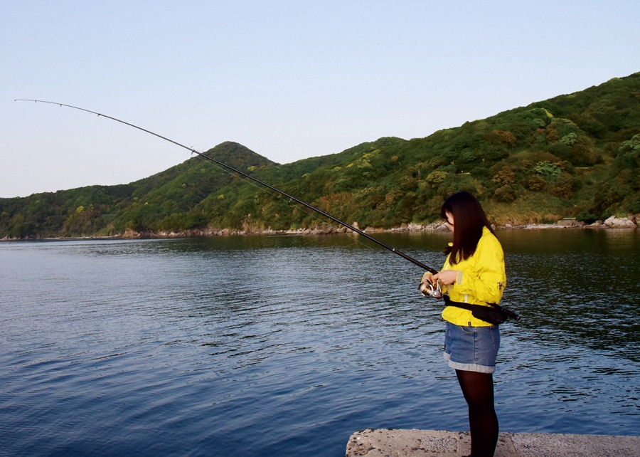 まずは足場の良い堤防や岸壁での竿出しがおすすめ。水道部に面していたり、岬の先端寄りにある港で釣ってみよう。