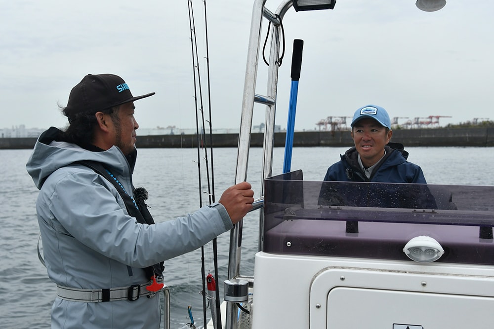 船長との距離が近く、釣り方や移動の相談などがしやすいのは小型チャーターボートの利点。そして反応がなければどんどん次のポイントへ。ランガンできるのも小型ボートの強みだ。