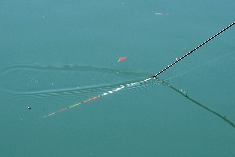 糸が絡んでしまったときは、穂先を海面につけてスッと持ち上げると絡みが解消される。スパイラルガイドならではの機能だ。