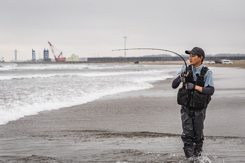 ポイントを見極めて狙い通りにヒットさせた黒田さん。魚は激しく暴れているがまだまだロ ッドには余裕がある。