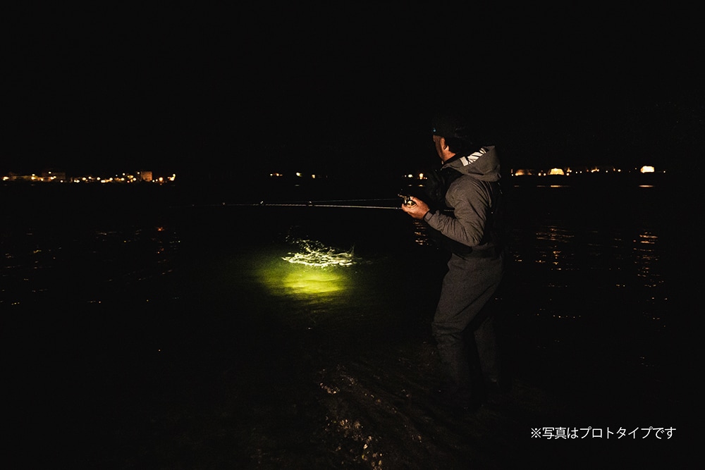 暗闇の中で強烈なエラ洗いの音が鳴り響く。明らかな大型の手応えに興奮する。