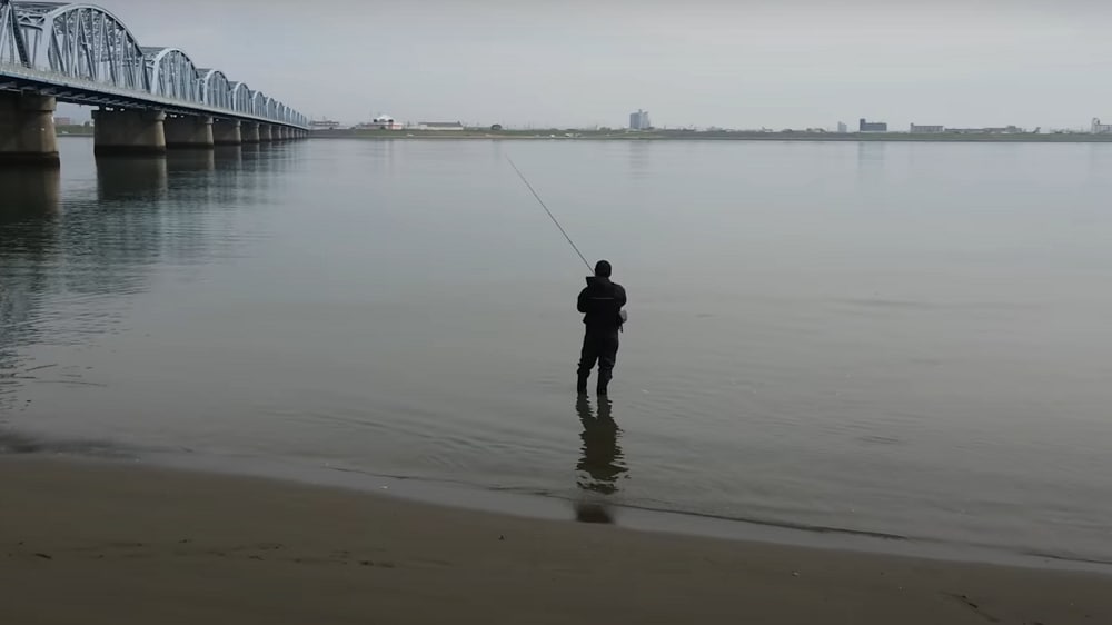 昼過ぎまで少しでも良い場所をと水を見て回るが、干潮にも重なり夕方まで待つことに。