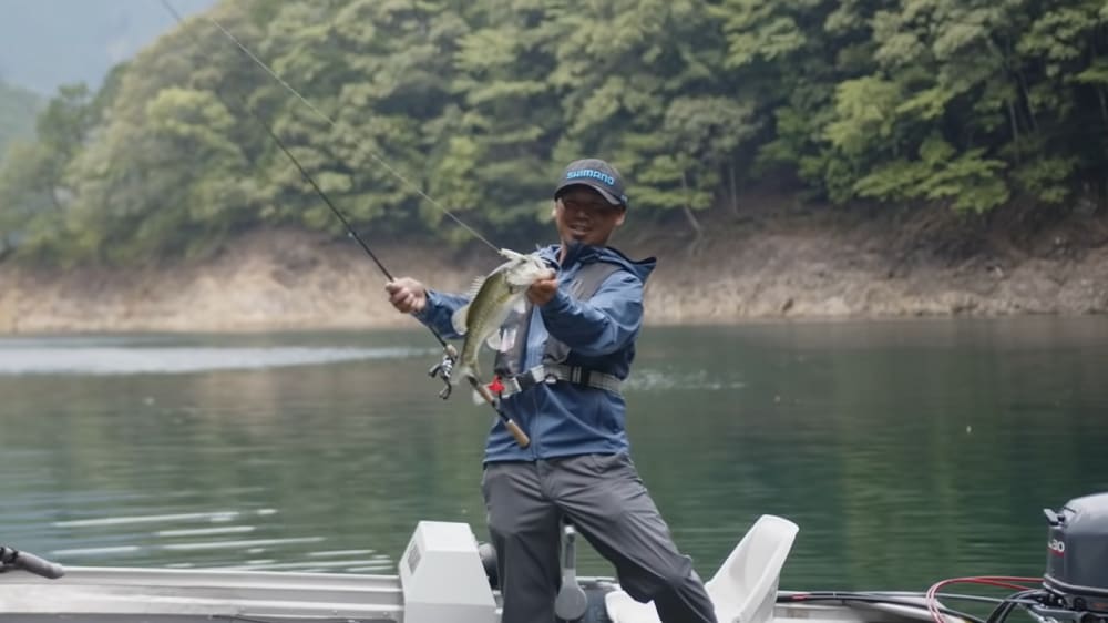 「ずーっとチカチカしてたらパクッて！」。水面での1本は格別だ。