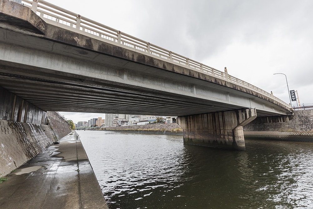 釣り場は福岡県の御笠川中流域。下流から上流にかけて橋脚が一定の間隔で並んでいるのが特徴の釣り場だ。