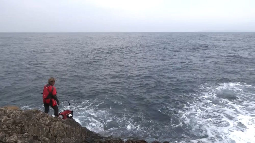 釣り座からは、左から右への潮流、右からは大きめのサラシが押してくる。