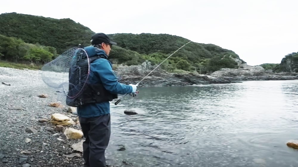 ゴロタ浜のような1mに満たない水深でもしっかり探れるのはスローフォールのエギならでは。