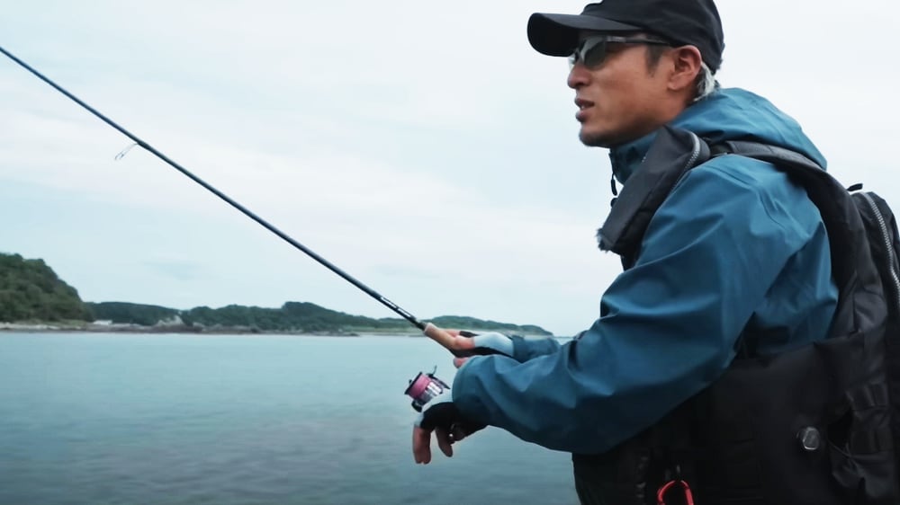 シャクった時に水面から飛び出しにくいようにドラグは緩めに設定しておくのが、シャロー撃ちのコツだ。