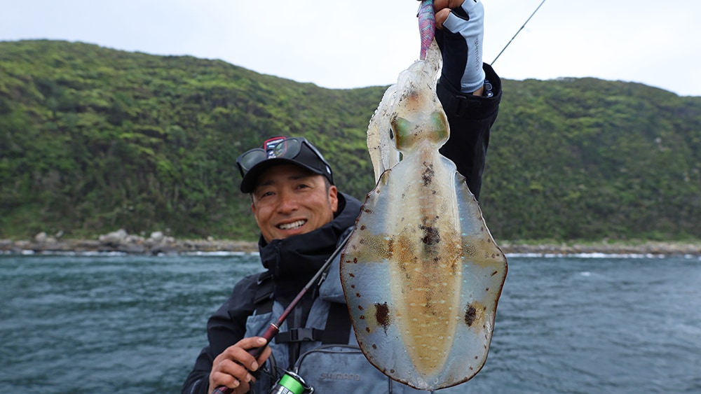 実釣時は風波が立つほどの荒れた天候。セフィアリミテッドS89MLが横風を切り裂き、軽快なシャクリを実現。“真の軽さ”が湯川さんの釣りをサポートし、釣果をもたらす。