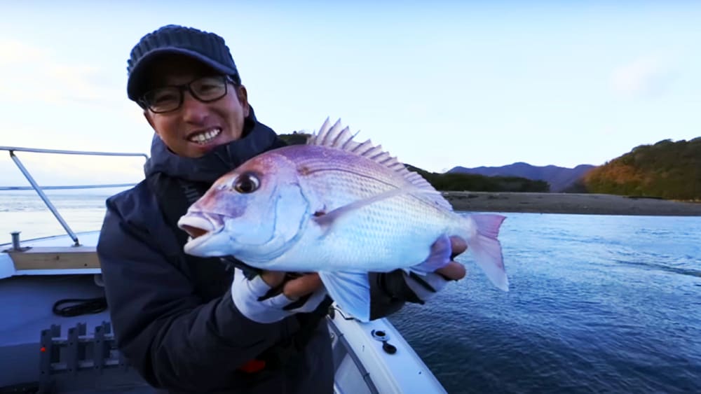 「キャストをしての釣りは、激戦区になっているエリアの船の下を釣るよりも、みんなが投げていないであろうポイントを釣れることが大きい」（折本）