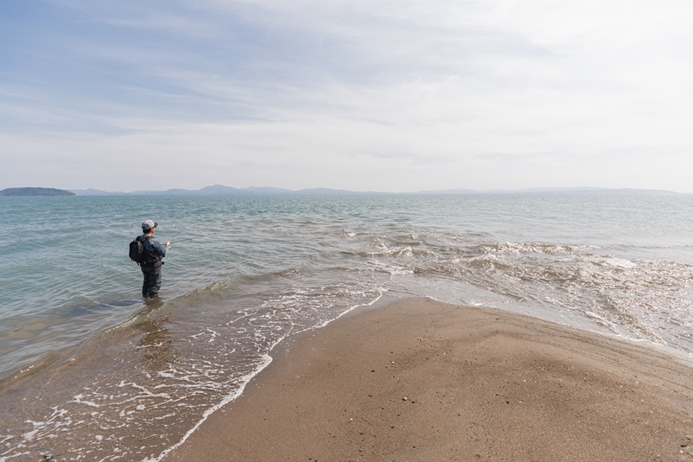 流れによって生じるヨレを重点的に狙う堀田さん。タダ巻きやストップ＆ゴーで魚からの反応を確かめていく。