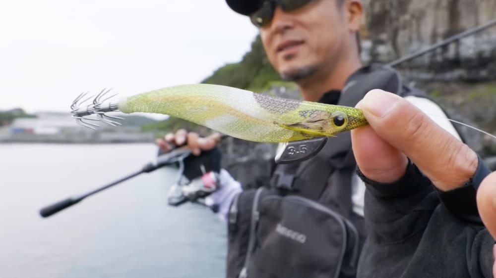 風も収まりクリアな水質が際立った。潮の動き出すタイミングに予定通りに実釣を開始。セフィア クリンチ フラッシュブースト3.5号をS95ML+で投げる。