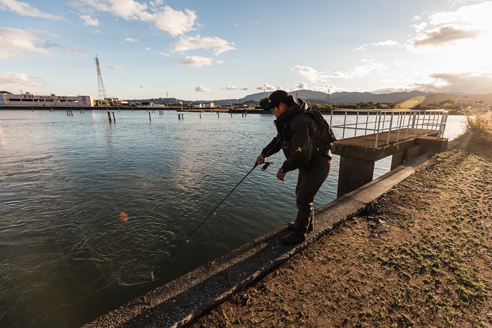 夕マズメは小規模河川で実釣。足場の高い水門周りのポイント攻略にルアーの水噛みのよさが貢献してくれた。