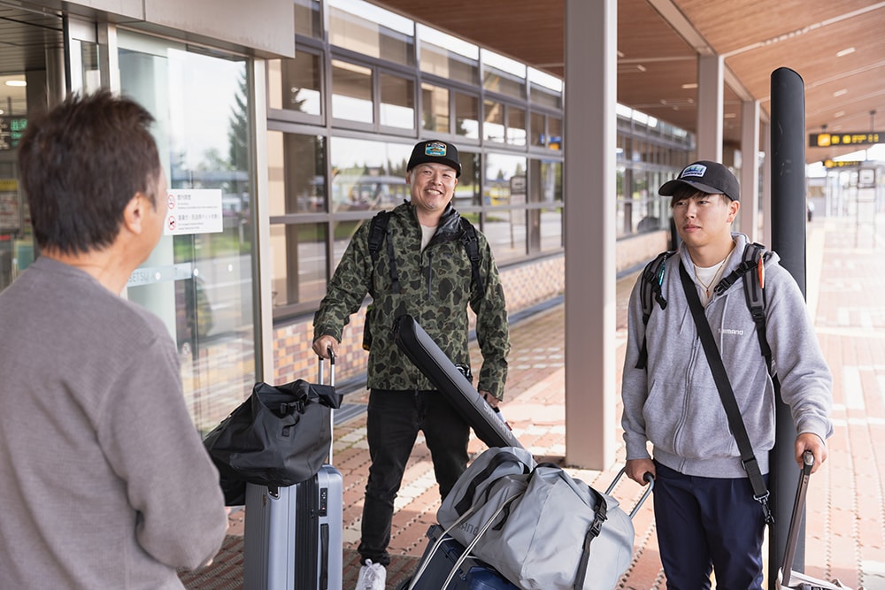 5月10日の昼下がり。北海道の女満別空港にて、インストラクターの堀田さんと、当選者の近藤さん(画像左)、浦添さん(画像右)が合流しました。