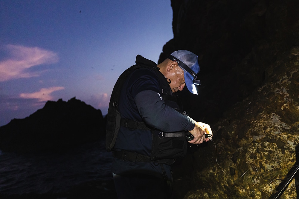 瀬泊まりもしながら実釣ロケを実施。少しでも可能性を高めるために夜明け前からキャストを開始した。