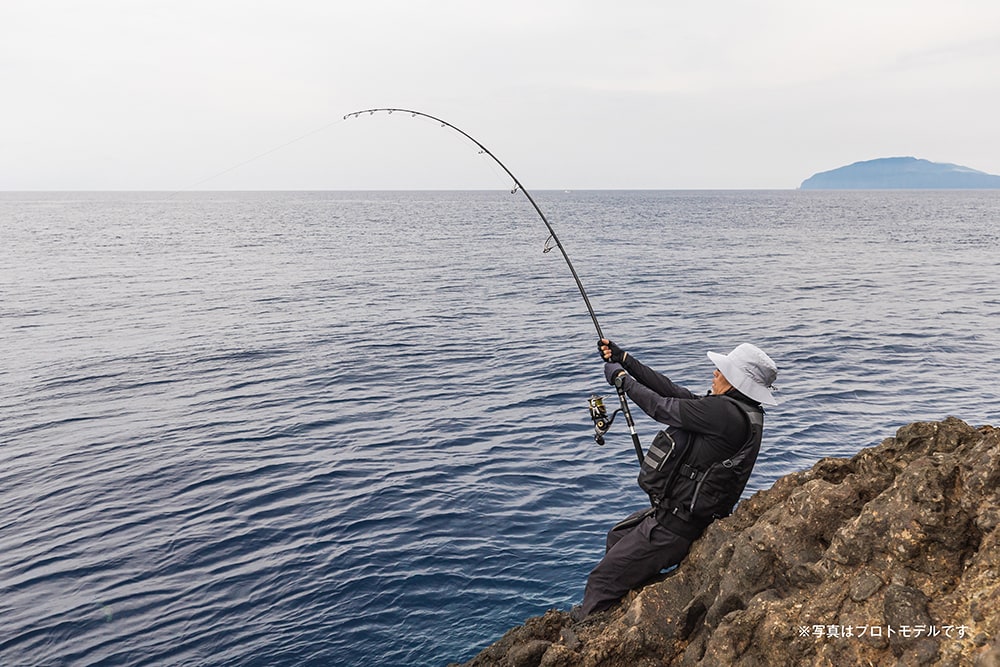 サメがヒットした時の上津原さん。このロッドでは重量感のある魚も寄ってくるのが速いと感じているとのこと。