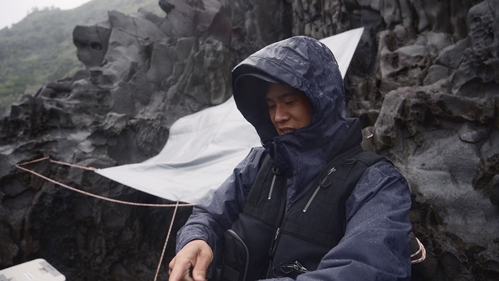 強い風と激しい雨に打たれながらGTを追いかけた。過酷な環境の中での釣りは自分との戦いでもある。