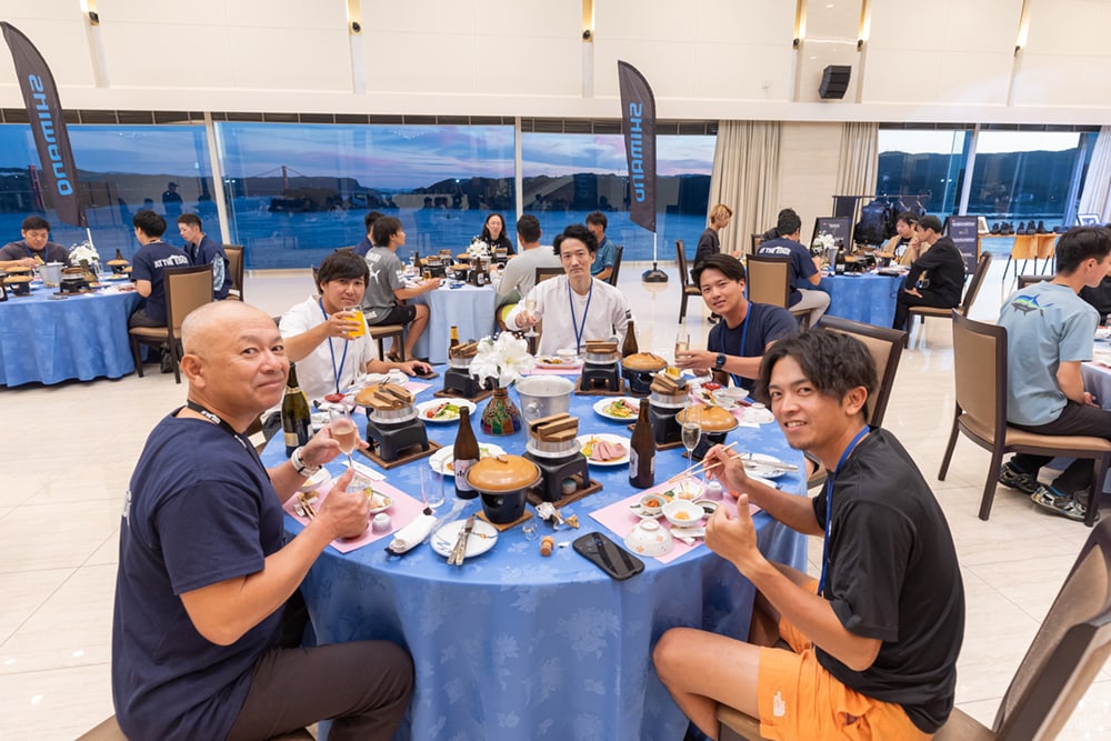 そしていよいよ食事会がスタート。この時間となれば、すでに皆が同じ趣味を持つ仲間です。豪華な食事を前に、お互いのSNSアカウントを交換したりしつつ、終始和やかな雰囲気で楽しんでいる様子でした。