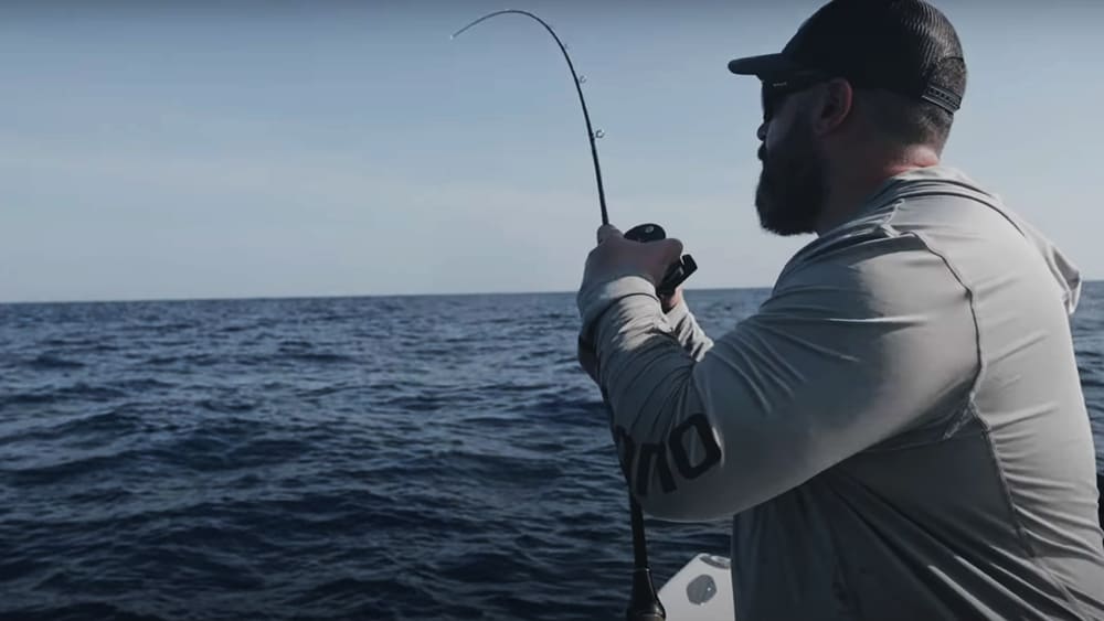 ボトム付近から魚が動かないと判断したベニーさんは、ジグをボトム付近から極力離さずに、ロッドティップでジグを泳がせてバイトさせた。狙い通りの１匹。