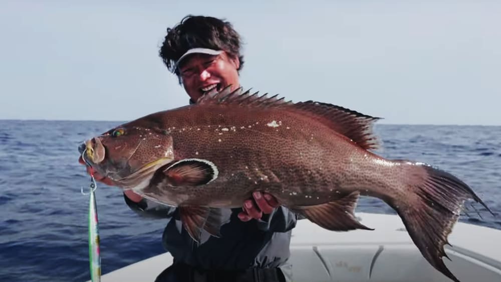 ボトムでヒットした魚に対して、素早くボトムから離すファイトで魚を浮かせた。山本さんにとって、アメリカ初のグルーパー。