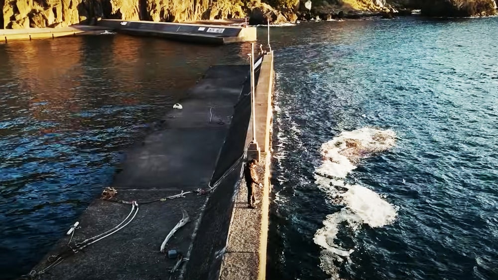 海面の泡や海藻が動き出す、サラシの白い泡が沖に伸びるといった変化は、潮が動き出したことを示す。目で状況の変化を捉えるのも大切だ。