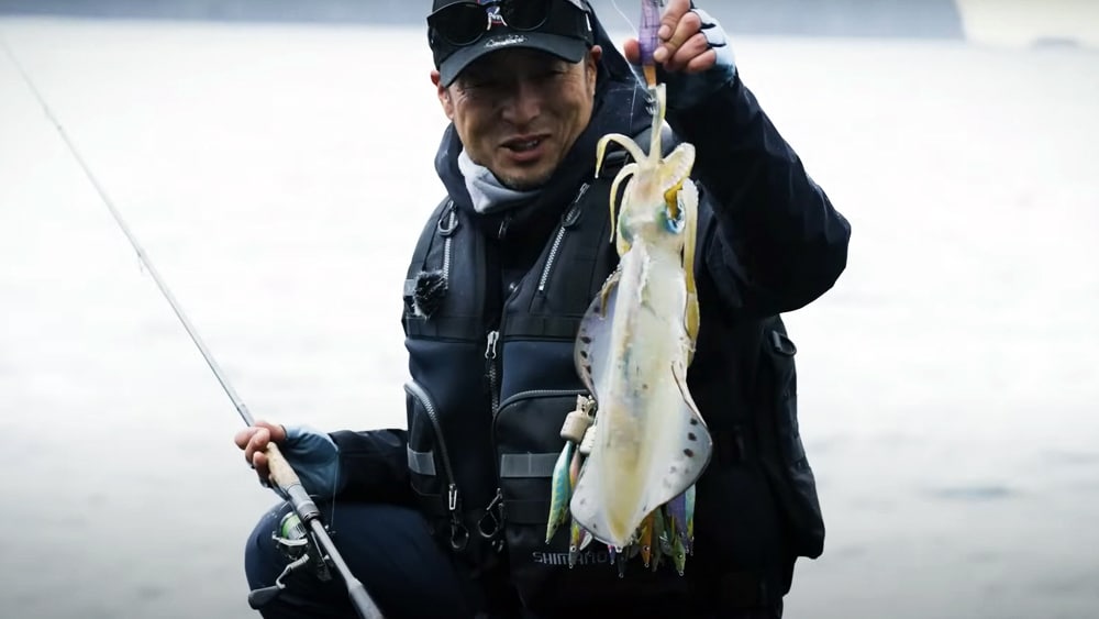 波、風、雨、冷え込みといった悪条件下での3日間、ついに手にした伊豆の春の大イカ。苦労して得た1杯。喜びも大きい！