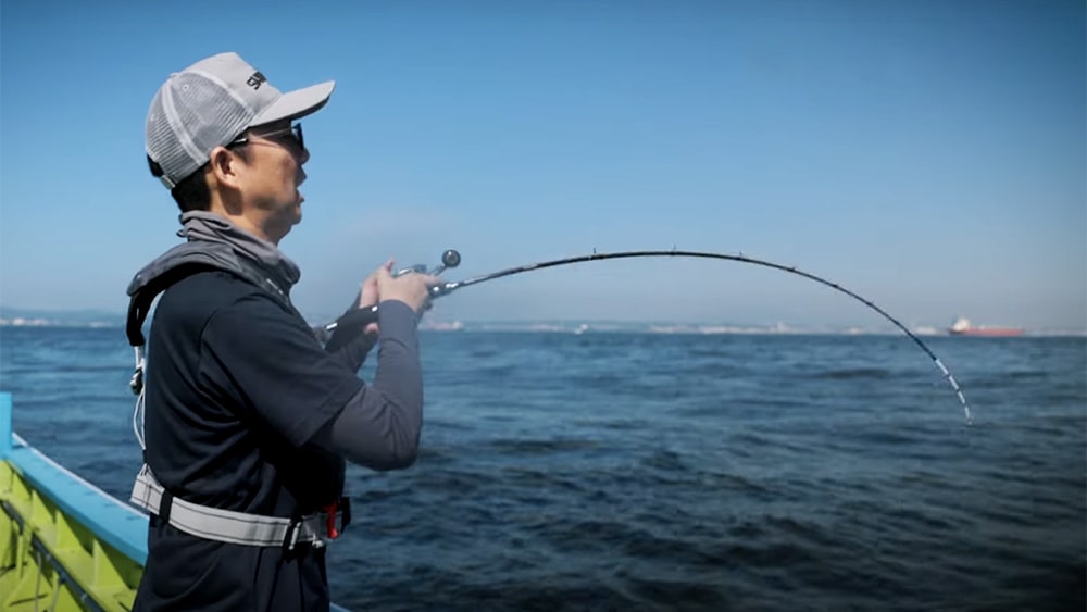 誘いで硬く感じても、魚を掛けるとしっかり曲がる。