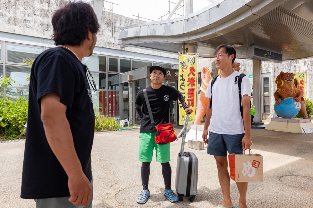 8月23日の午後。久米島空港でインストラクターの鈴木さんと、当選者の西城さん(画像左)と吉良さん(画像右)が合流しました。