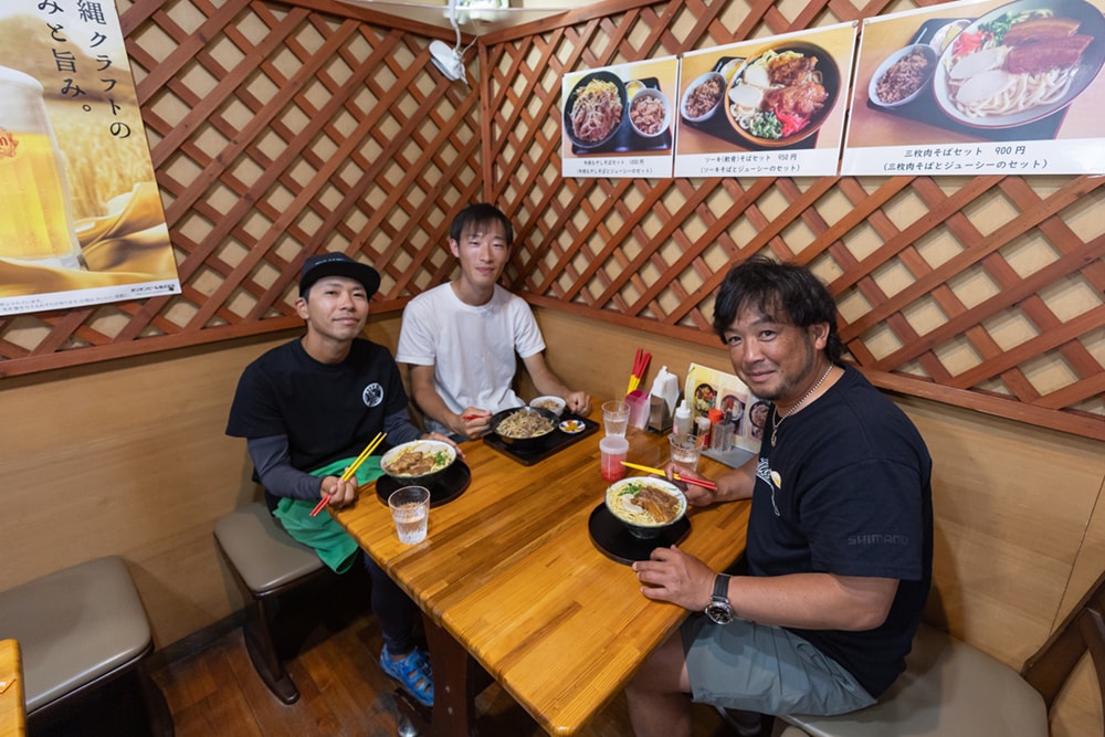 こうして3人が向かったのは沖縄そばのお店。この場所ならではの食事に舌鼓を打ちつつ、親睦を深めていきます。