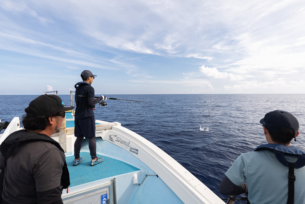 そして表層を観察すると、なにかが小魚を捕食している様子があちこちで見られる状況でした。そして高ぶる気持ちを落ち着かせつつ、慎重にキャストした第1投目でした。