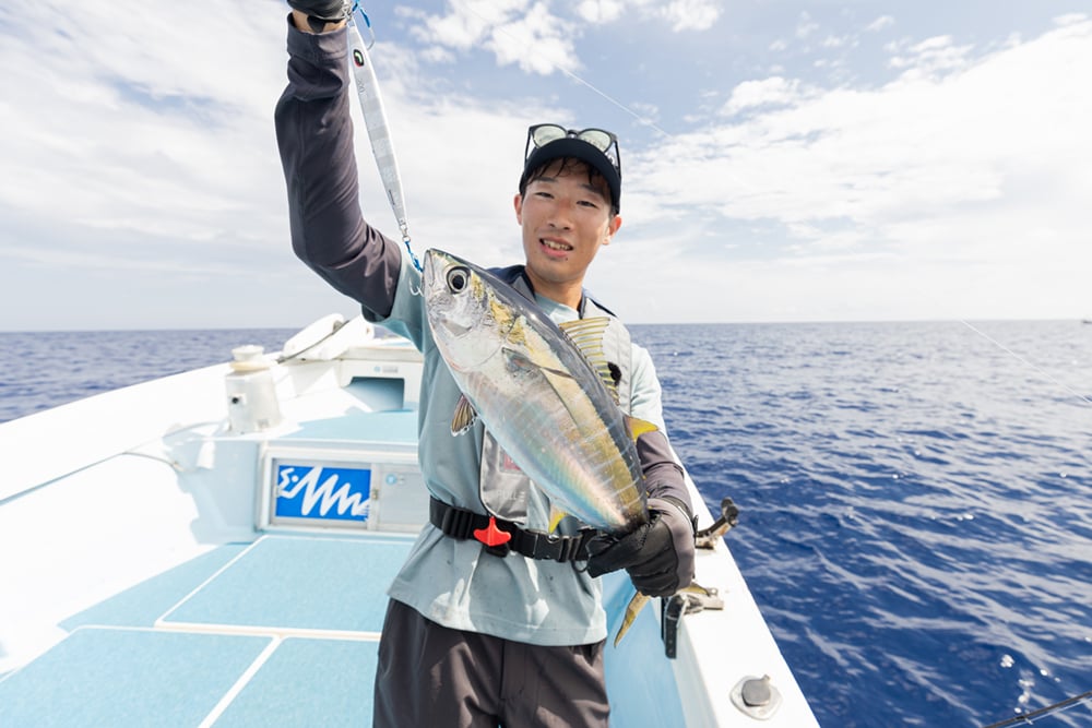 それでもキメジと呼ばれるキハダマグロの幼魚やシイラを釣って、初日は大満足の結果で終了となりました。