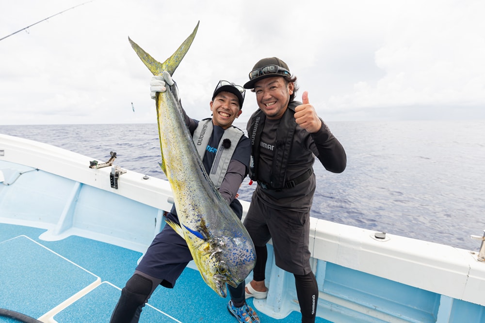 それでもキメジと呼ばれるキハダマグロの幼魚やシイラを釣って、初日は大満足の結果で終了となりました。