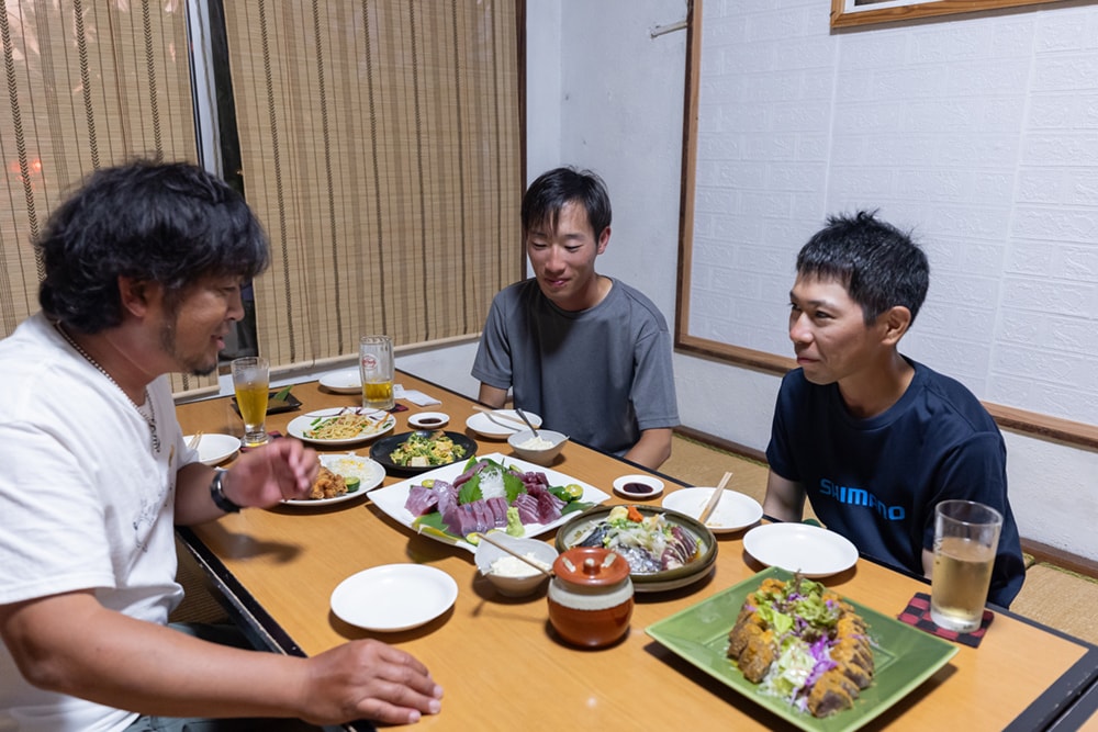 そして2日目の夕食は、船長が営む居酒屋で乾杯です。