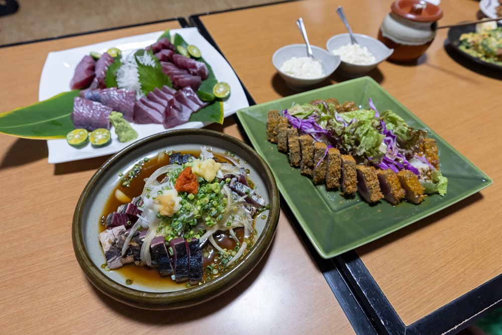 そして2日目の夕食は、船長が営む居酒屋で乾杯です。