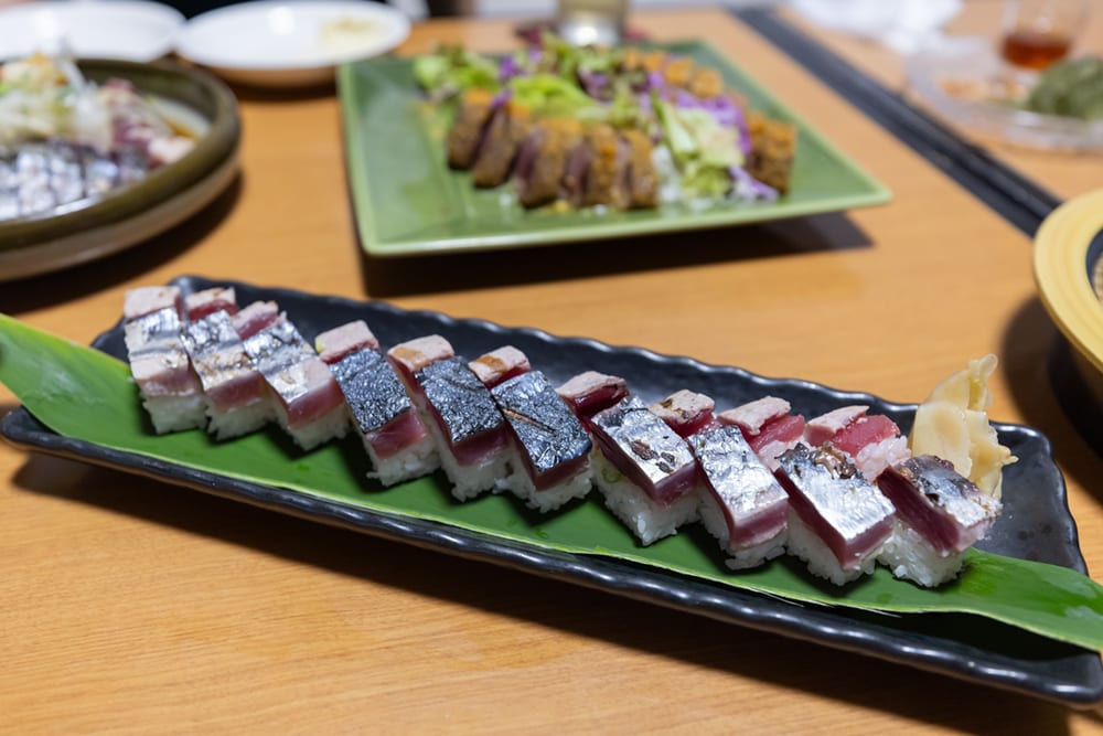 さらには、珍しいお寿司まで用意して頂き、釣りたて新鮮なカツオを存分に味わいました。