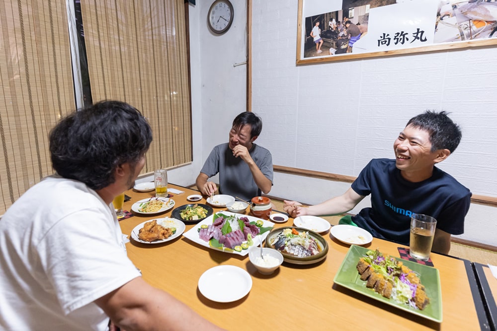 こうして豪華な食事でお腹も満たしつつ、明日への目標を語りながら和やかな雰囲気で2日目の夜がふけていきました。