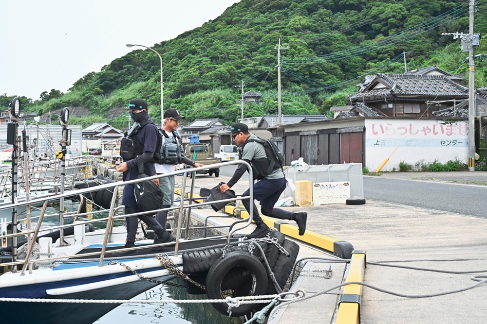 2日目。いよいよ実釣の時間です。この日は渡船で沖磯にのってアオリイカを狙います。雄大な磯の景観を前に、思わず見上げてしまう3人。釣果への期待はますます高まって行きました。