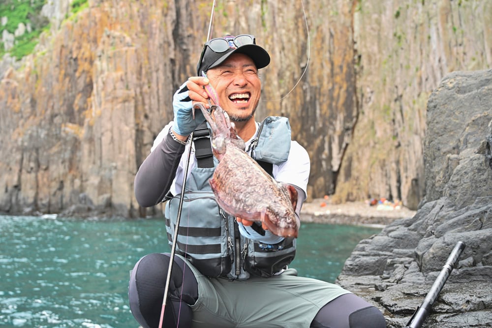 時にはポイントを変えつつラン＆ガンを繰り返していくと、まずは湯川さんが良型のモンゴウイカをキャッチ。