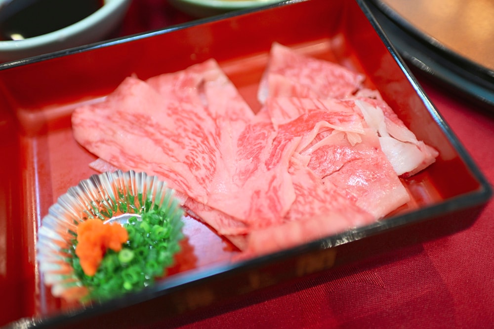 こうして宿に戻ったら、豪華な晩御飯でスタミナを回復させます。雨に濡れながらたくさん歩いた体に、美味しいご飯の味が染み渡る。