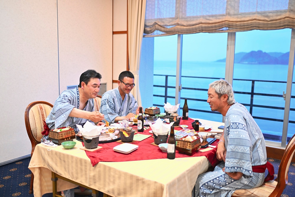 こうして宿に戻ったら、豪華な晩御飯でスタミナを回復させます。雨に濡れながらたくさん歩いた体に、美味しいご飯の味が染み渡る。