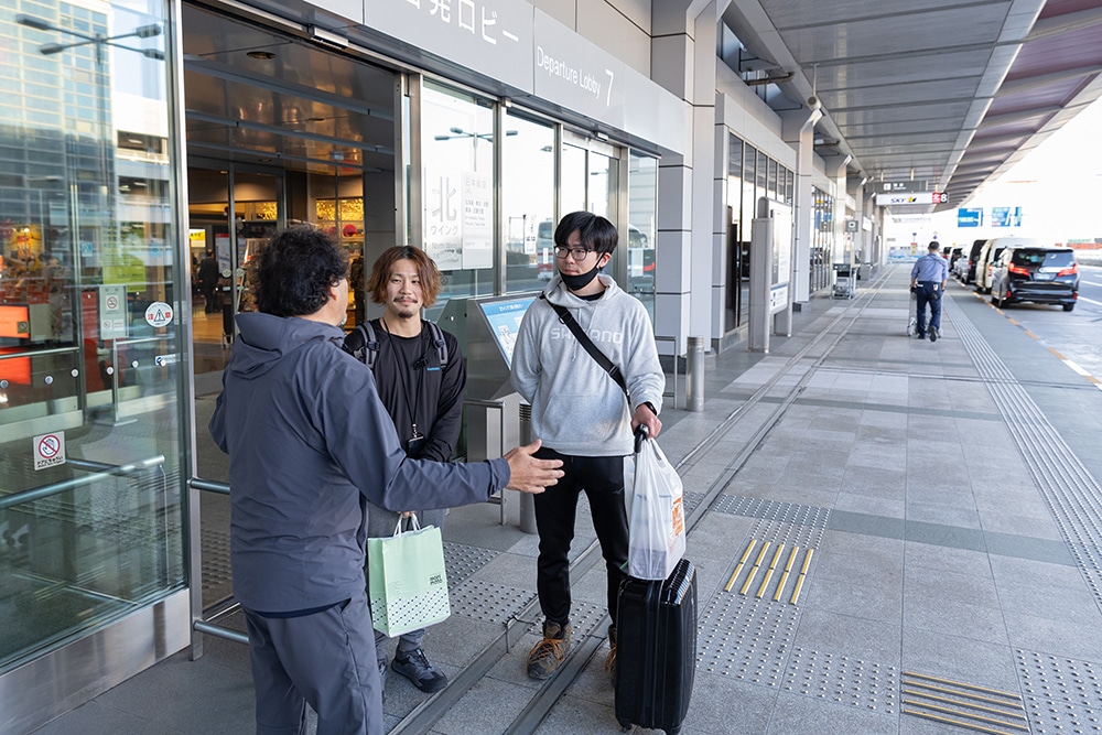 11月8日の正午。羽田空港でインストラクターの嶋田さんと、当選者の小林さん(画像左)と中田さん(画像右)が合流しました。