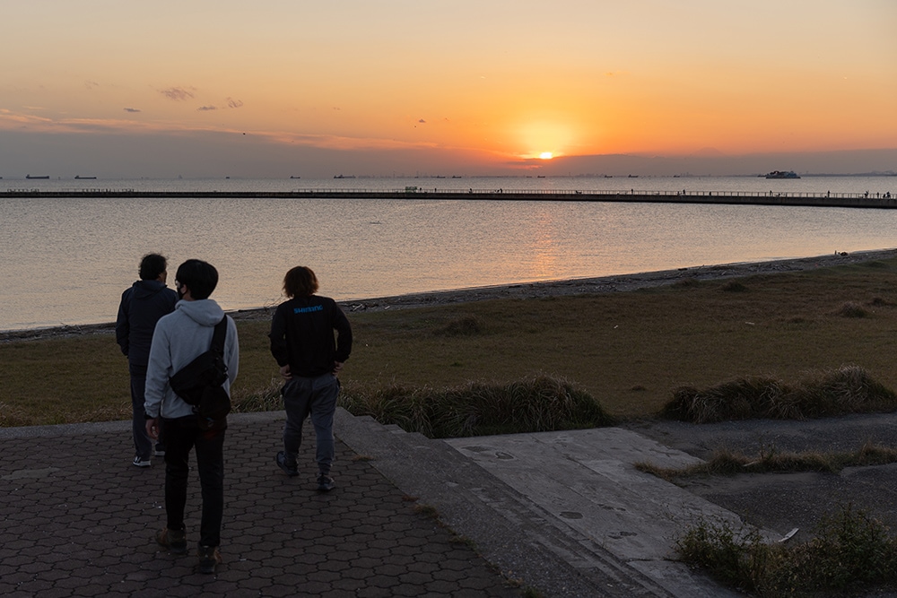 そこで見られた光景は、空を美しいオレンジ色に染める夕日。