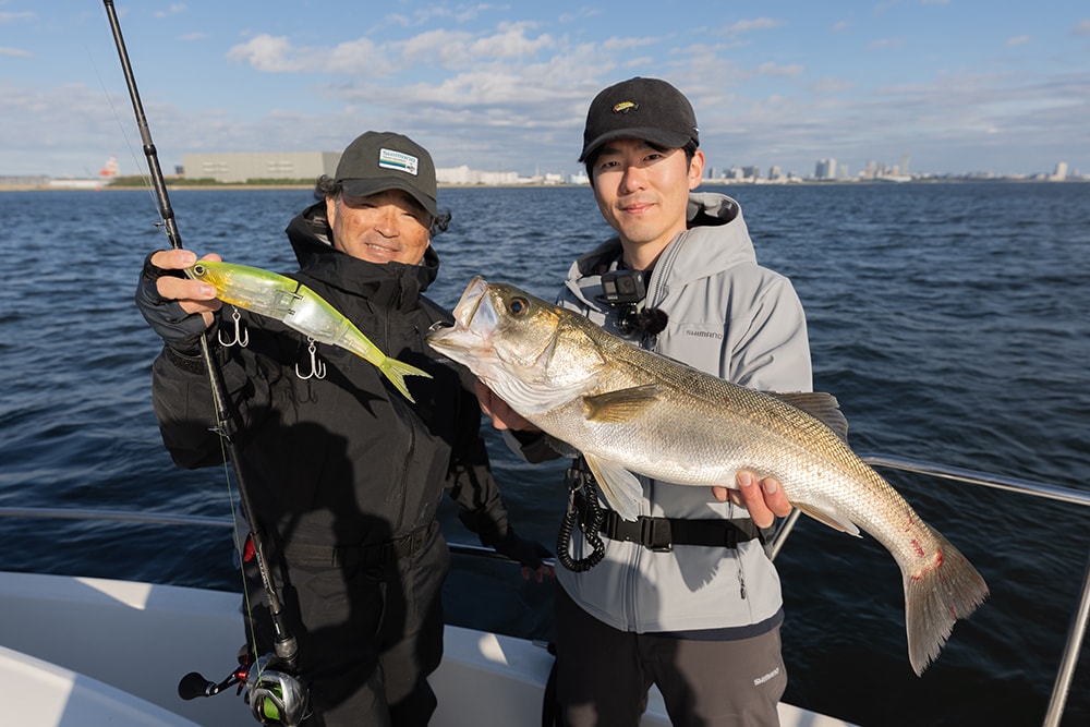 ガイドしていただいた「海猫」の船長の卓越したポイント選定のおかげもあって、あっという間に夕マズメの時間帯となりました。