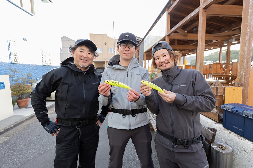 こうして最後は、たくさんのシーバスを釣ったルアーに嶋田さんのサインを書いていただき記念撮影。