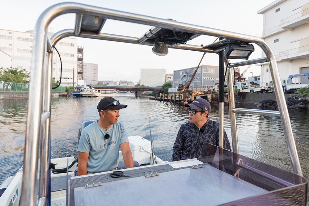 初日は東京湾の横浜エリアで実釣。水深があって護岸のストラクチャーを攻略していくのが基本だ。 初日は東京湾の横浜エリアで実釣。水深があって護岸のストラクチャーを攻略していくのが基本だ。