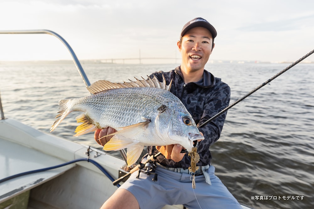 ボトム中心の釣りで幸先よく良型キビレをキャッチした黒田さん。この時のロッドはB74ML-Sのモデルでフリーリグの操作しやすいモデルを使用した。 ボトム中心の釣りで幸先よく良型キビレをキャッチした黒田さん。この時のロッドはB74ML-Sのモデルでフリーリグの操作しやすいモデルを使用した。