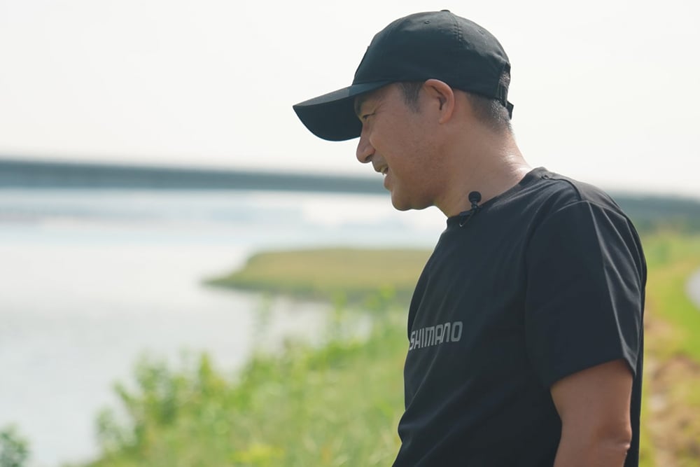 台風通過後の川の影響を確かめる川上さん。上からクロダイの姿も見られてこの後の展開に期待が高まった。