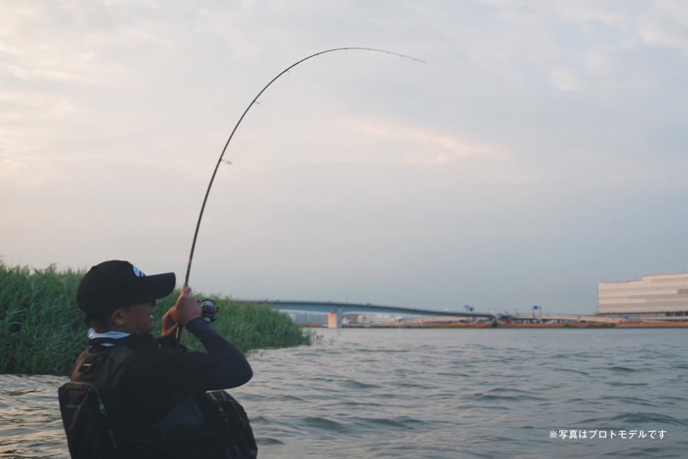 期待に反してショートバイトが頻発するなかで待望のヒット。遠投した先でもロッドがしっかりとフッキングパワーを伝達してくれる。