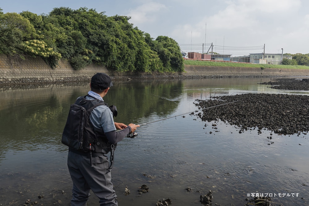 牡蠣瀬に沿って回遊するクロダイを狙って繊細にルアーを操っていく。ルアーの操作性の高さもこのロッドの魅力のひとつだ。