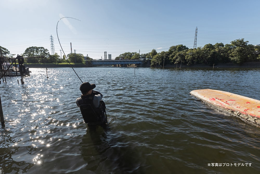 上げ潮に変わったタイミングで牡蠣瀬を狙うとクロダイがポッパーにバイト。すかさず鋭いフッキングを決める川上さん。